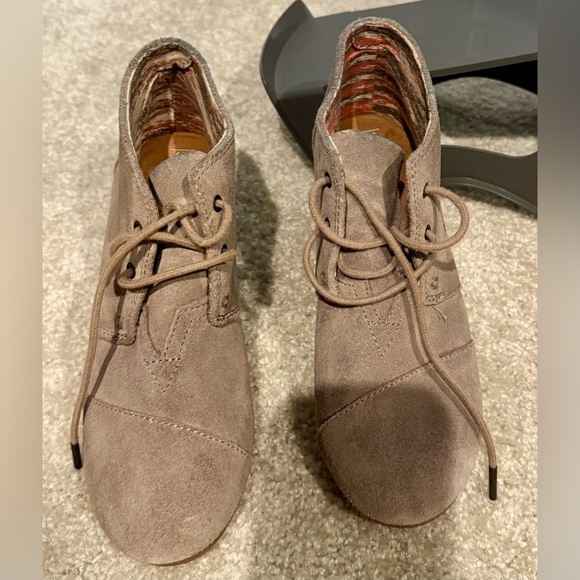TOMS Tan suede wedge ankle boots with lace up front and side zipper #ankleboots - Picture 4 of 5